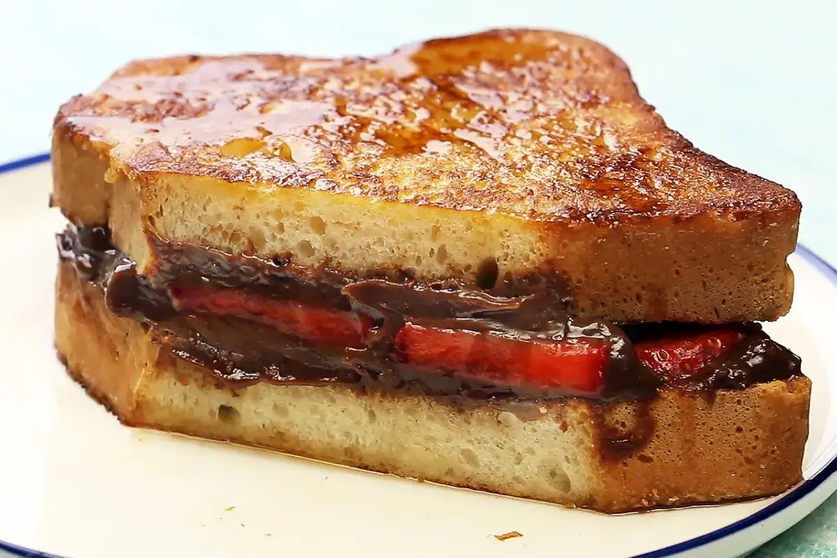 Goldbrauner French Toast mit Erdbeeren und Nutella gefüllt. Ein süßer Genuss!