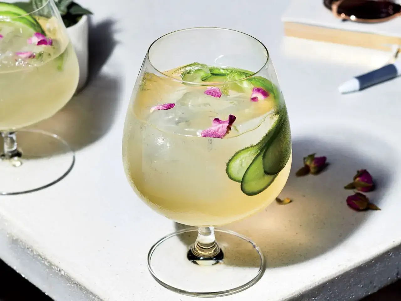 Erfrischender Hendrick's Gin mit Gurke und Rosenblüten, serviert mit welchem Tonic auch immer.