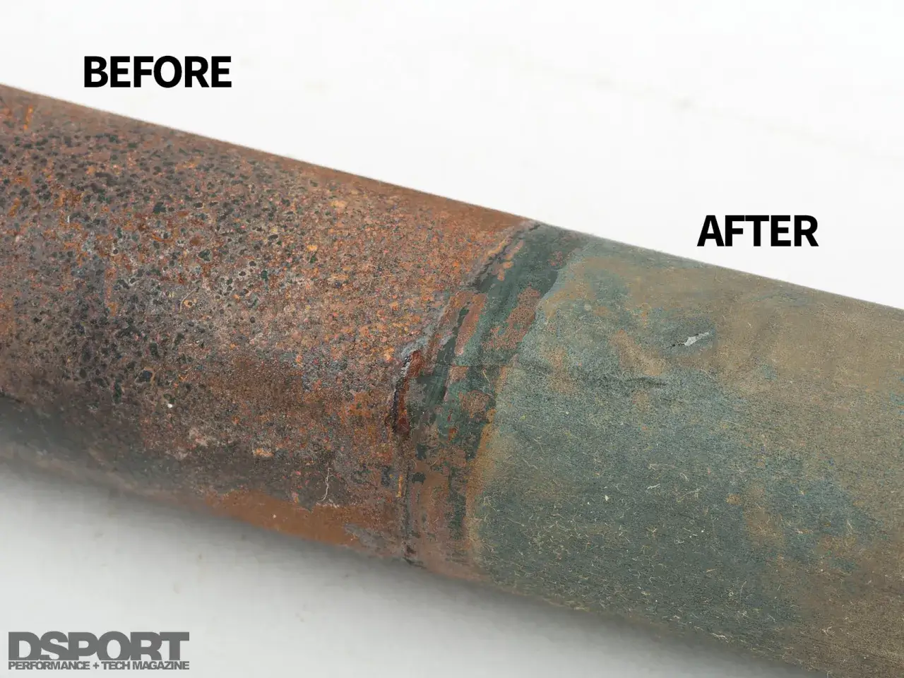 Antes y después de cómo quitar el óxido del metal. El lado izquierdo muestra un tubo oxidado, el derecho muestra el metal limpio.