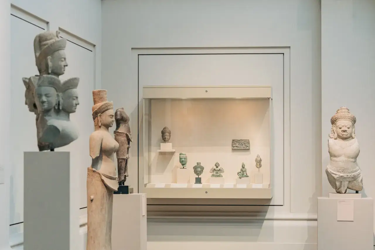 Ausgestellte Skulpturen, darunter ein mehrk&ouml;pfiger Kopf und eine weibliche Figur, k&ouml;nnten gestohlene Kunstwerke sein, die nun in einem Museum zu sehen sind.