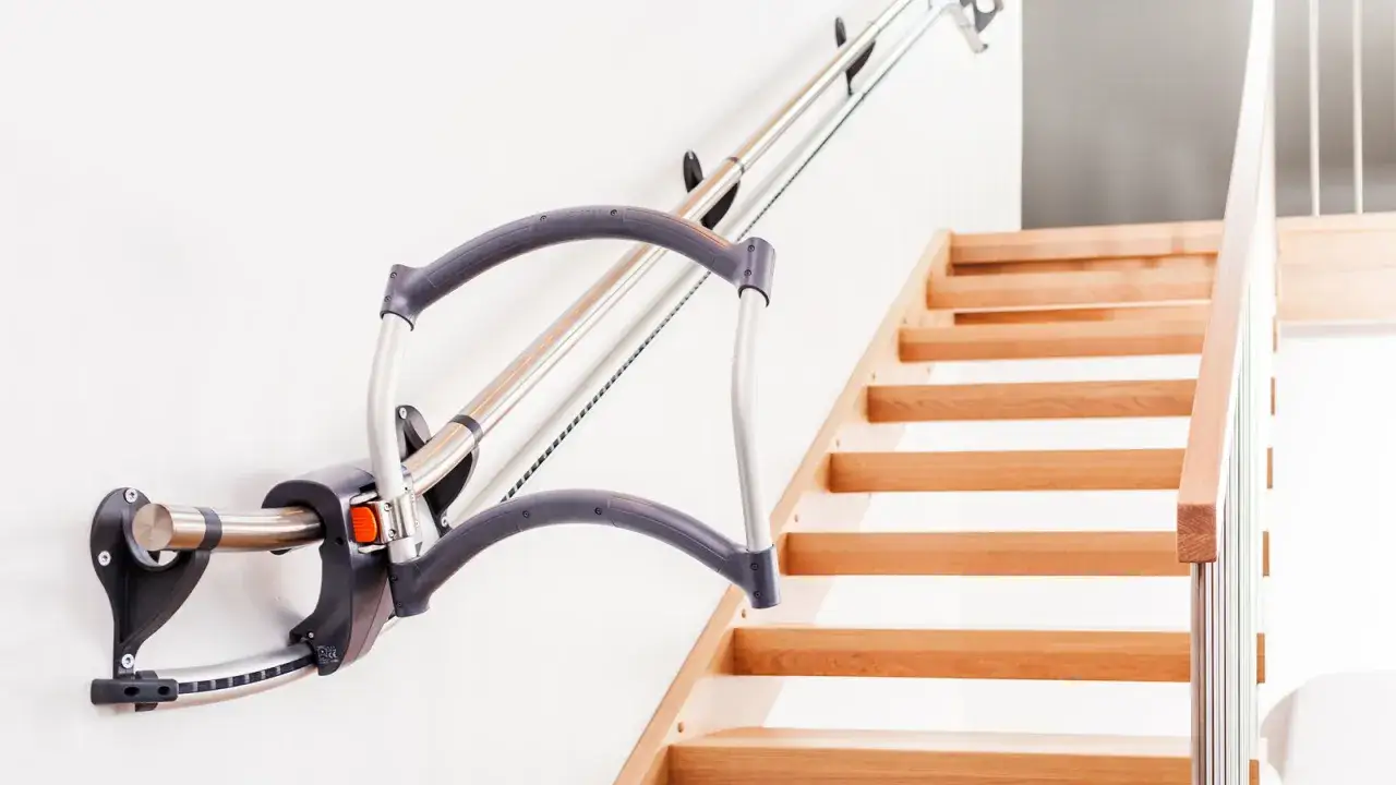 Treppenlift hilft bei Problemen beim Treppen runter gehen. Hilfsmittel f&uuml;r mehr Mobilit&auml;t im Haus.
