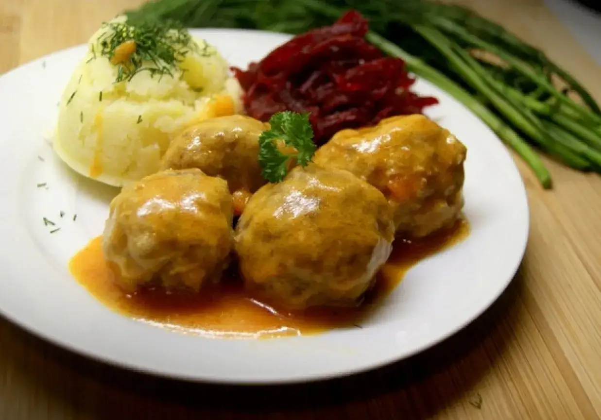 Pyszne pulpety w sosie pomidorowym, podane z purée ziemniaczanym i buraczkami.