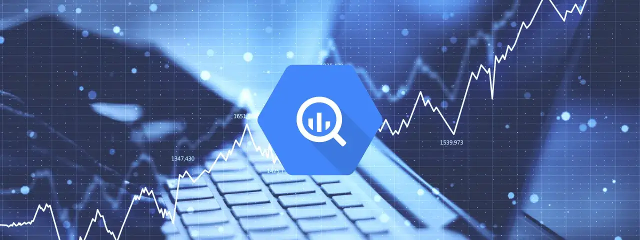 Niebieska ikona z lupą i wykresem symbolizuje analizę danych w BigQuery. W tle widać klawiaturę i wykresy finansowe.