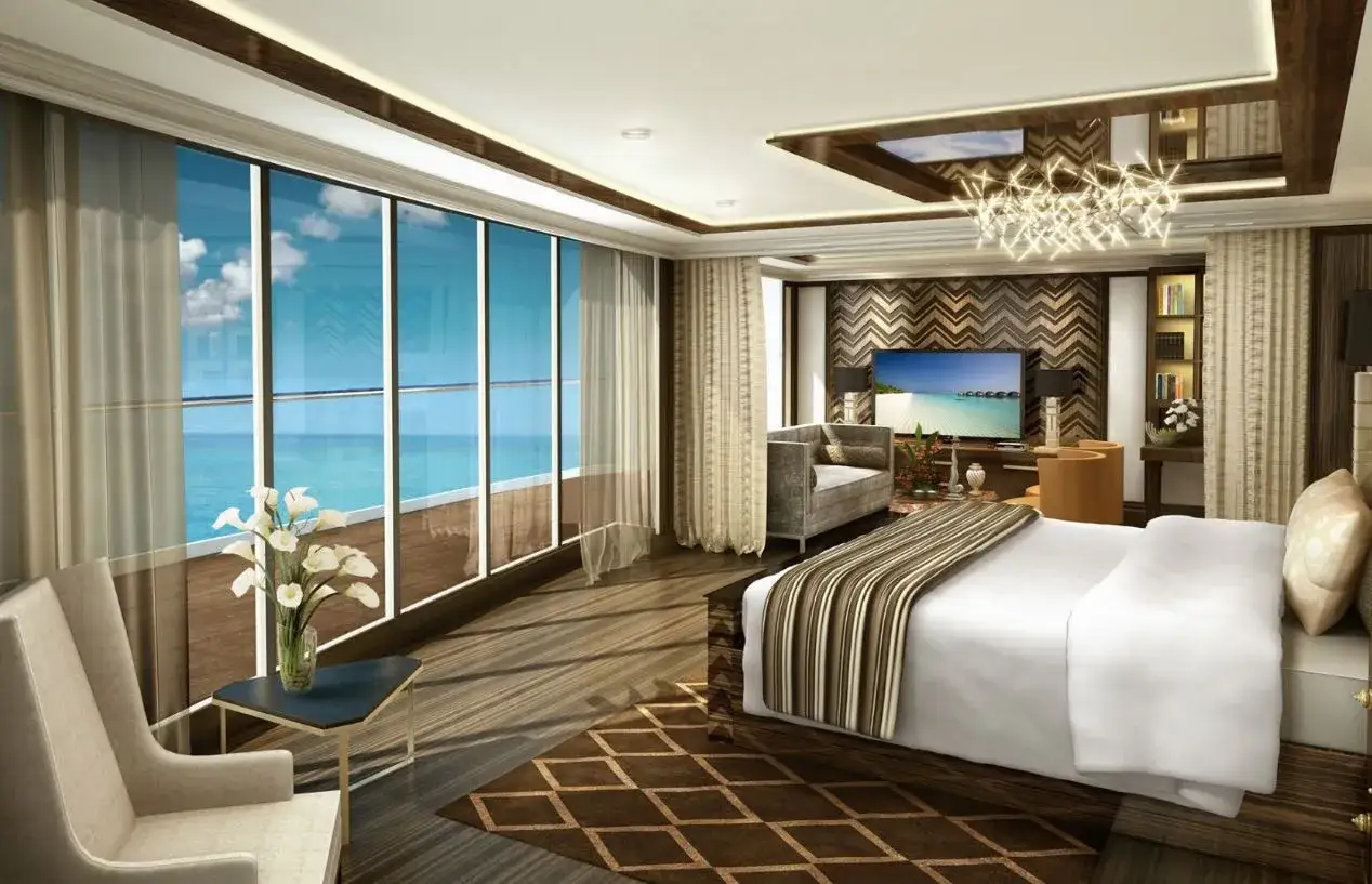 Lussuosa suite crociera con vista mare, letto king-size, divano, TV e balcone privato.
