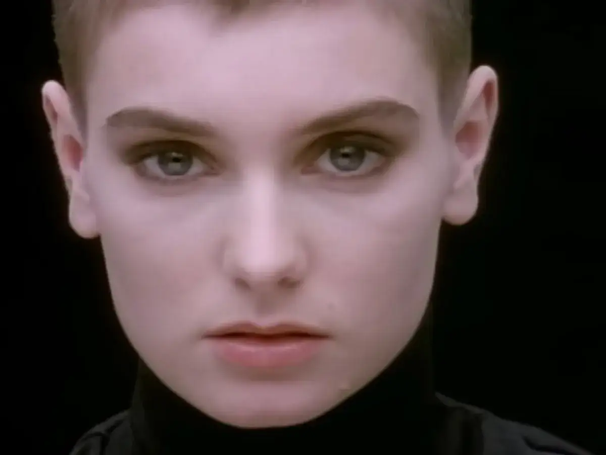 Sin&eacute;ad O'Connor blickt intensiv in die Kamera. Ihr Blick vermittelt die tiefe Bedeutung von 