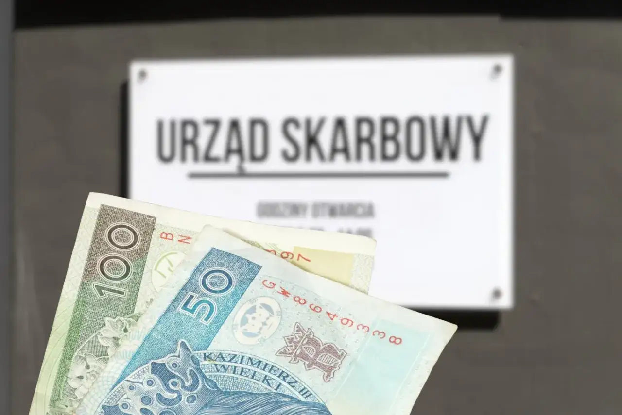 Złotówki przed Urzędem Skarbowym. Czas zapłacić podatek od spadków i darowizn.