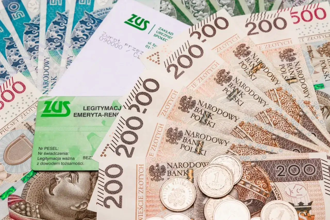 Złotówki i legitymacja emeryta ZUS. Ile lat trzeba pracować na emeryturę, by mieć tyle pieniędzy?