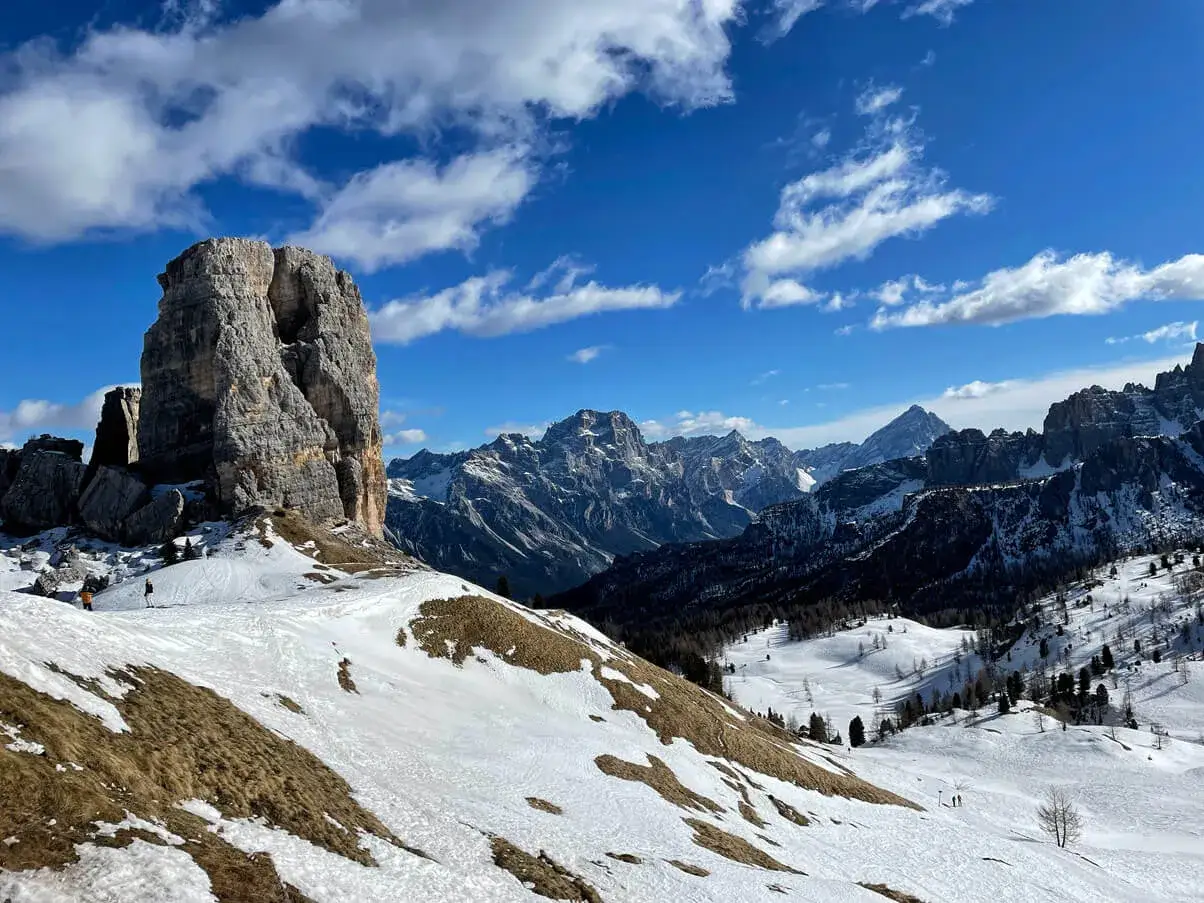 Torre di ghiaccio e neve, un paesaggio mozzafiato tra i **posti da visitare in inverno Italia**.