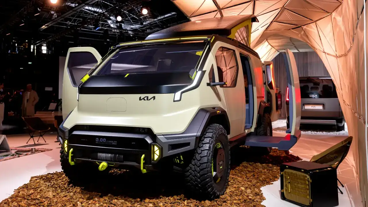 Concept de van am&eacute;nag&eacute; &eacute;lectrique, pr&ecirc;t pour l'aventure avec ses portes ouvertes et son design futuriste.