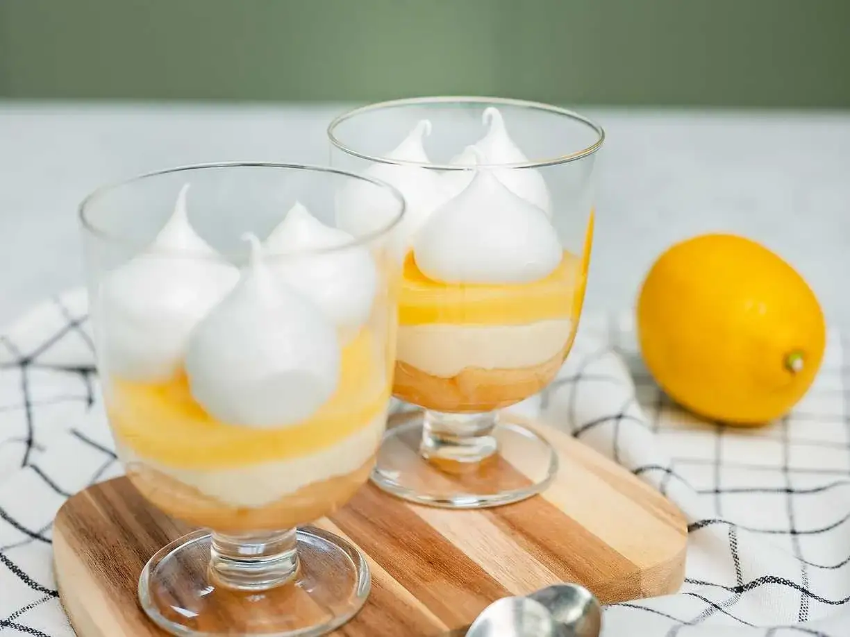 Två glas med en läcker italiensk dessert med citronkräm och maräng. En perfekt avslutning på en måltid.