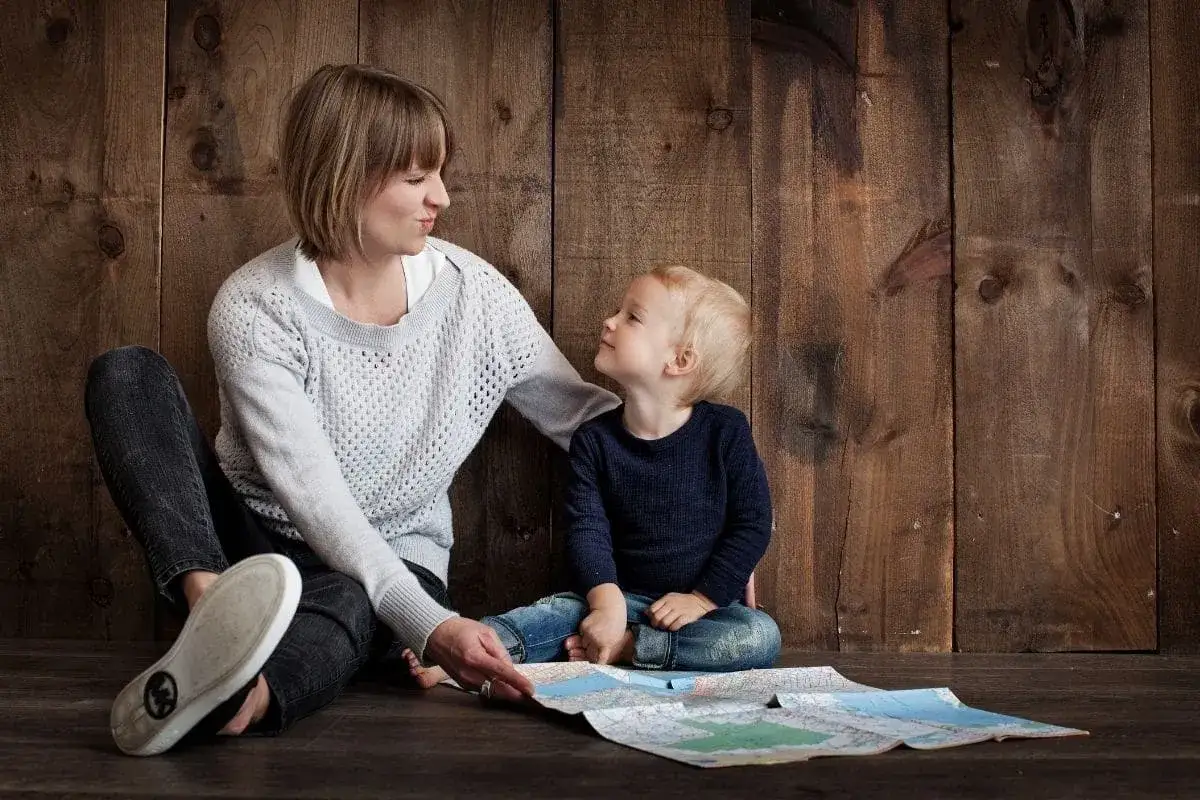 Mama pokazuje synkowi mapę, ucząc go, jak nauczyć dziecko odkrywać świat.