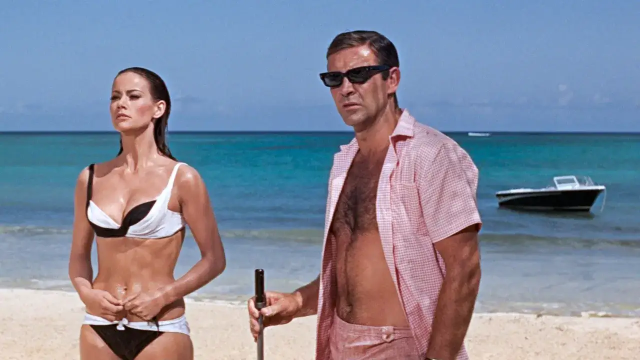 Sean Connery als James Bond und Claudine Auger am Strand, Szene aus der Besetzung von James Bond 007 &ndash; Feuerball.