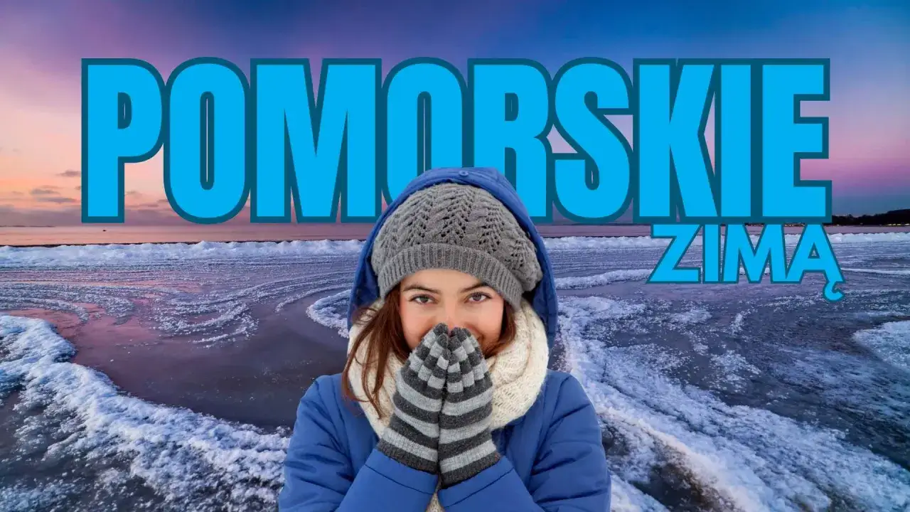 Uśmiechnięta dziewczyna w zimowym ubraniu ogrzewa dłonie. Tło to zamarznięte morze i niebo o zachodzie słońca. Idealne pomorskie ferie zimowe!