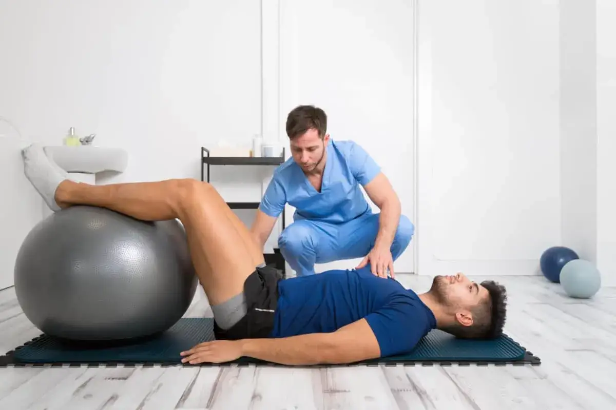 Fizjoterapeuta sportowy z zawodnikiem