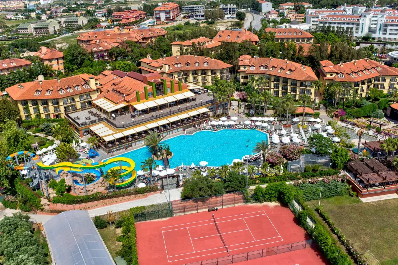 Alba Resort Hotel z basenem, zjeżdżalniami i kortem tenisowym. Wakacyjny raj z palmami i mnóstwem słońca.