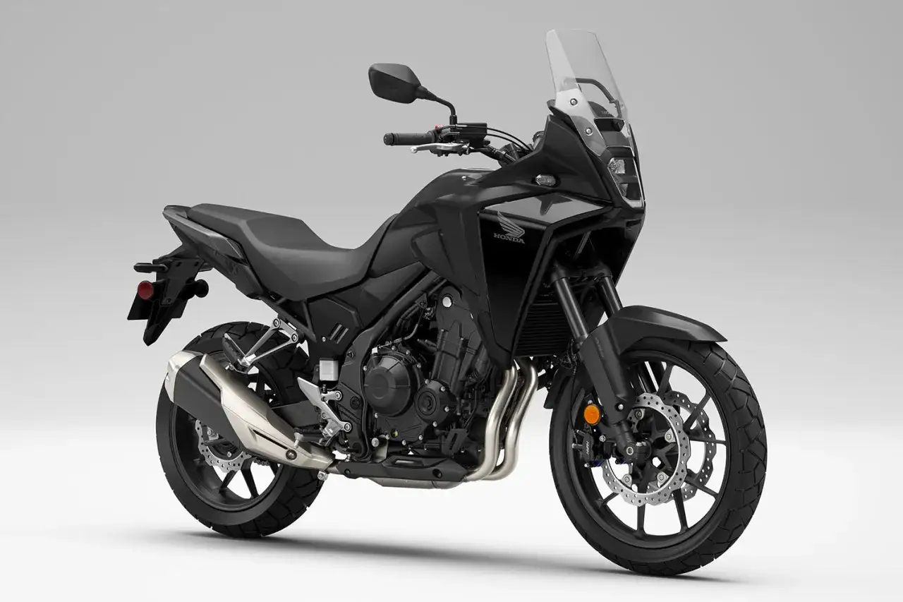 Honda CB500X nera, un'adventure bike agile e leggera. Il suo peso la rende perfetta per ogni avventura.