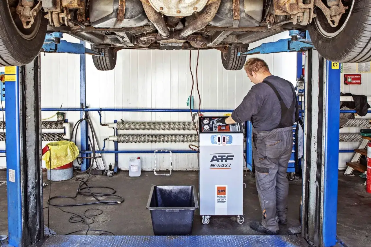 Mechanik wymienia olej w skrzyni automatycznej. Sprawdź, co ile wymiana oleju w skrzyni automatycznej jest zalecana dla Twojego auta.