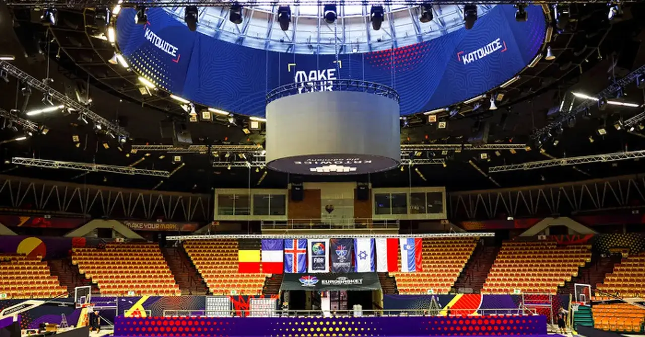 Polska gościła Słowenię na EuroBaskecie. Pusta hala sportowa w Katowicach, z trybunami i bandami reklamowymi, czeka na mecz.