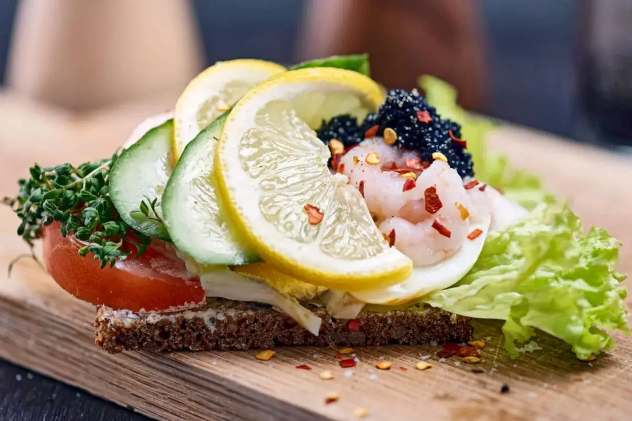 Smørrebrød z krewetkami, kawiorem i cytryną, jak w Kopenhadze, stolicy Danii.