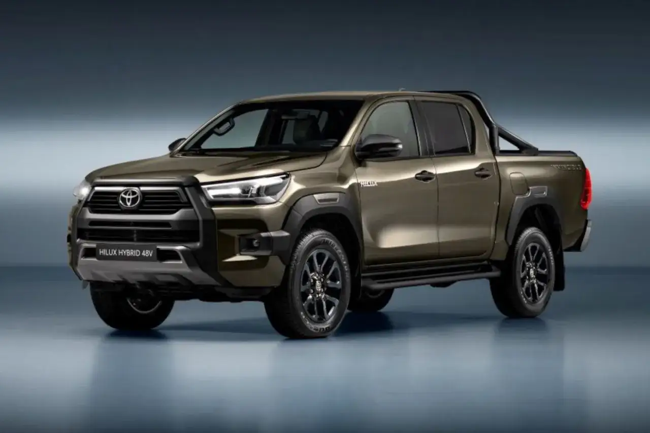 Brązowy Toyota pickup Invincible z napędem hybrydowym 48V, gotowy na każdą przygodę.