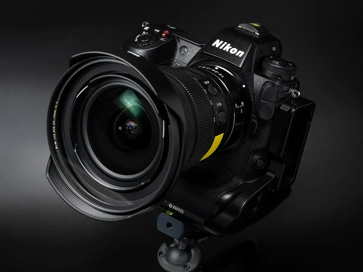 Profesjonalny aparat Nikon Z9 z obiektywem szerokokątnym, gotowy do testów.