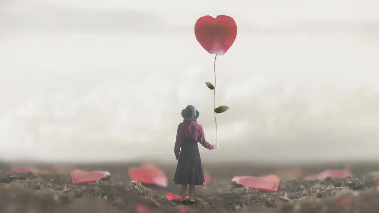 Una donna con cappello tiene un fiore a forma di cuore, un simbolo che evoca il significato di erotomane, in un paesaggio desolato con petali sparsi.