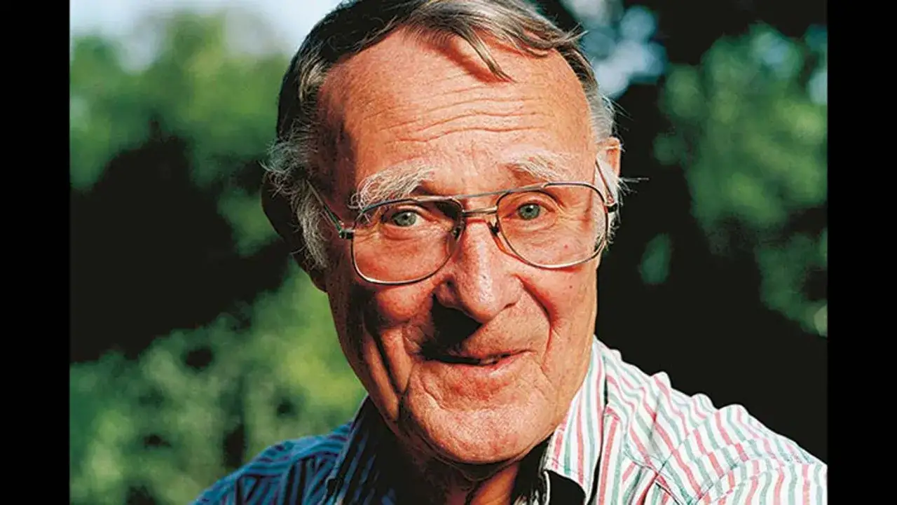&Auml;ldre man med glas&ouml;gon, randig skjorta. Hans livs resa, fr&aring;n ung entrepren&ouml;r till global aff&auml;rsman, visar vikten av ingvar kamprad utbildning.