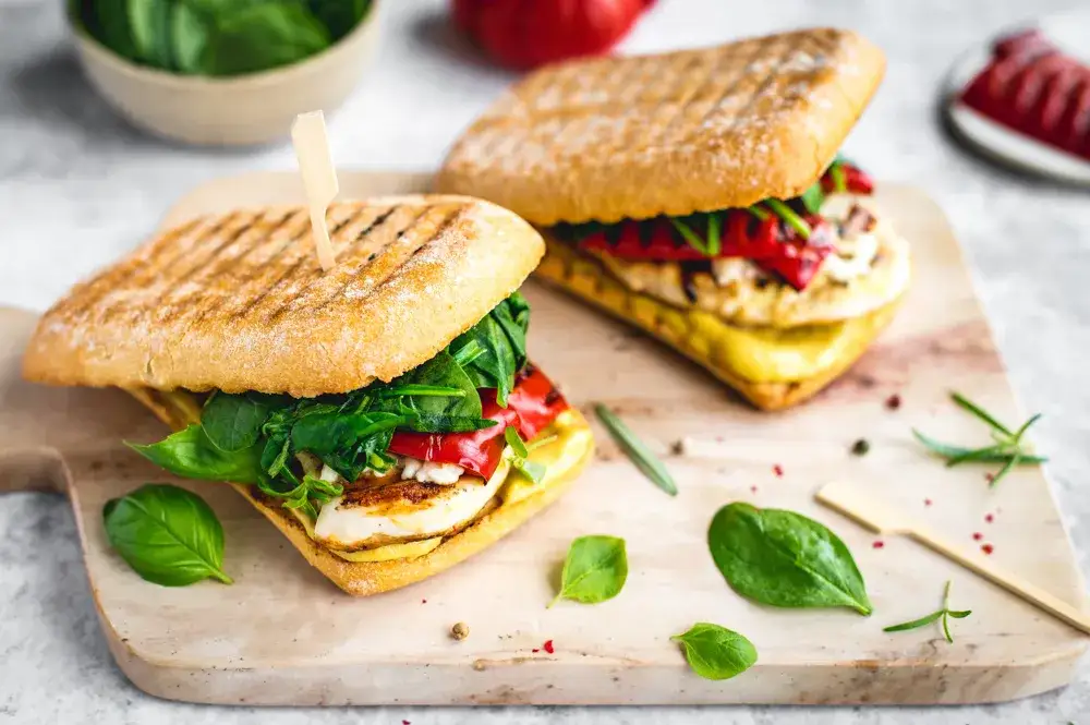 Grillowane panini z kurczakiem i warzywami