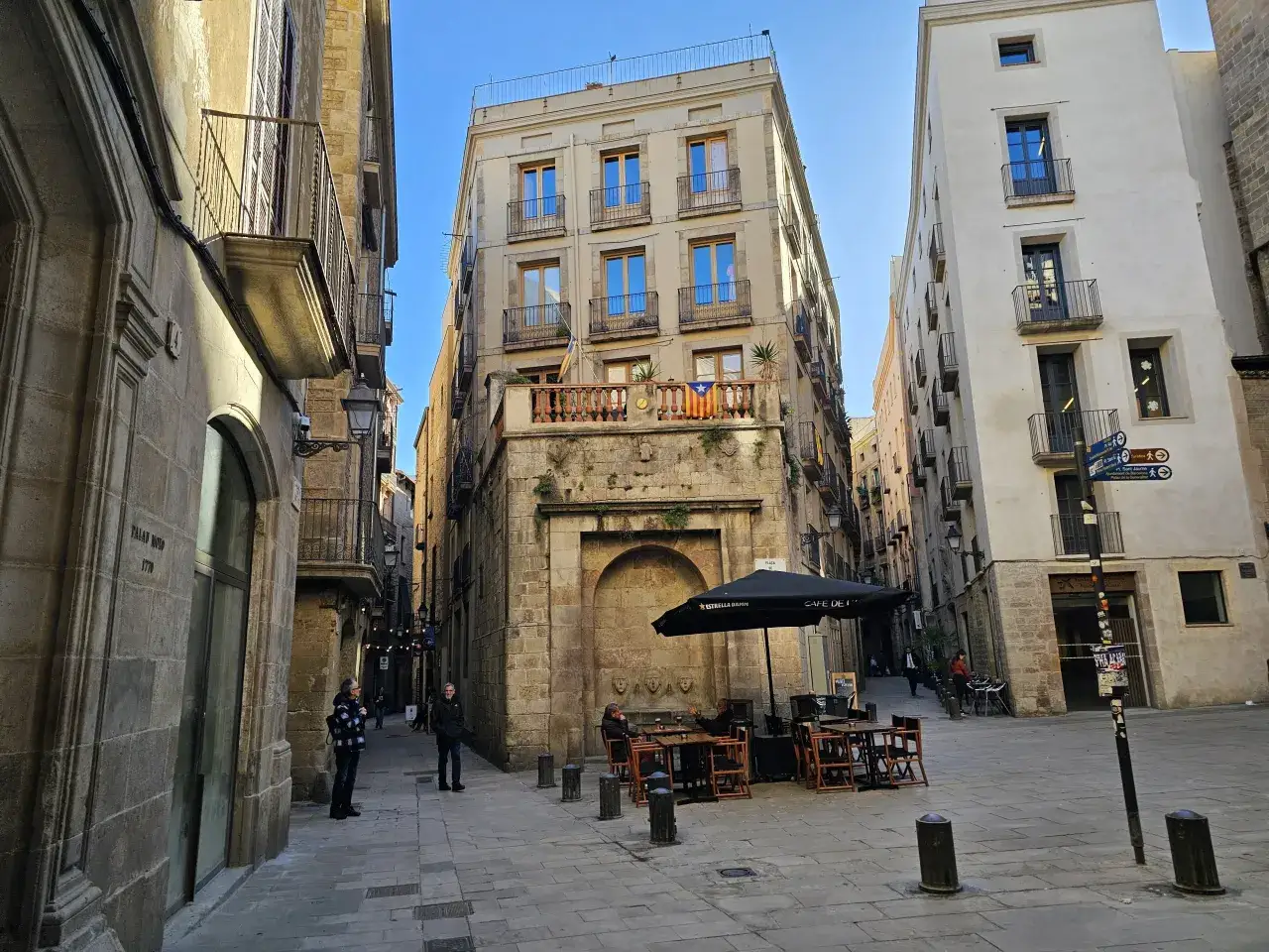 Barcelona Barri Gòtic wąskie uliczki