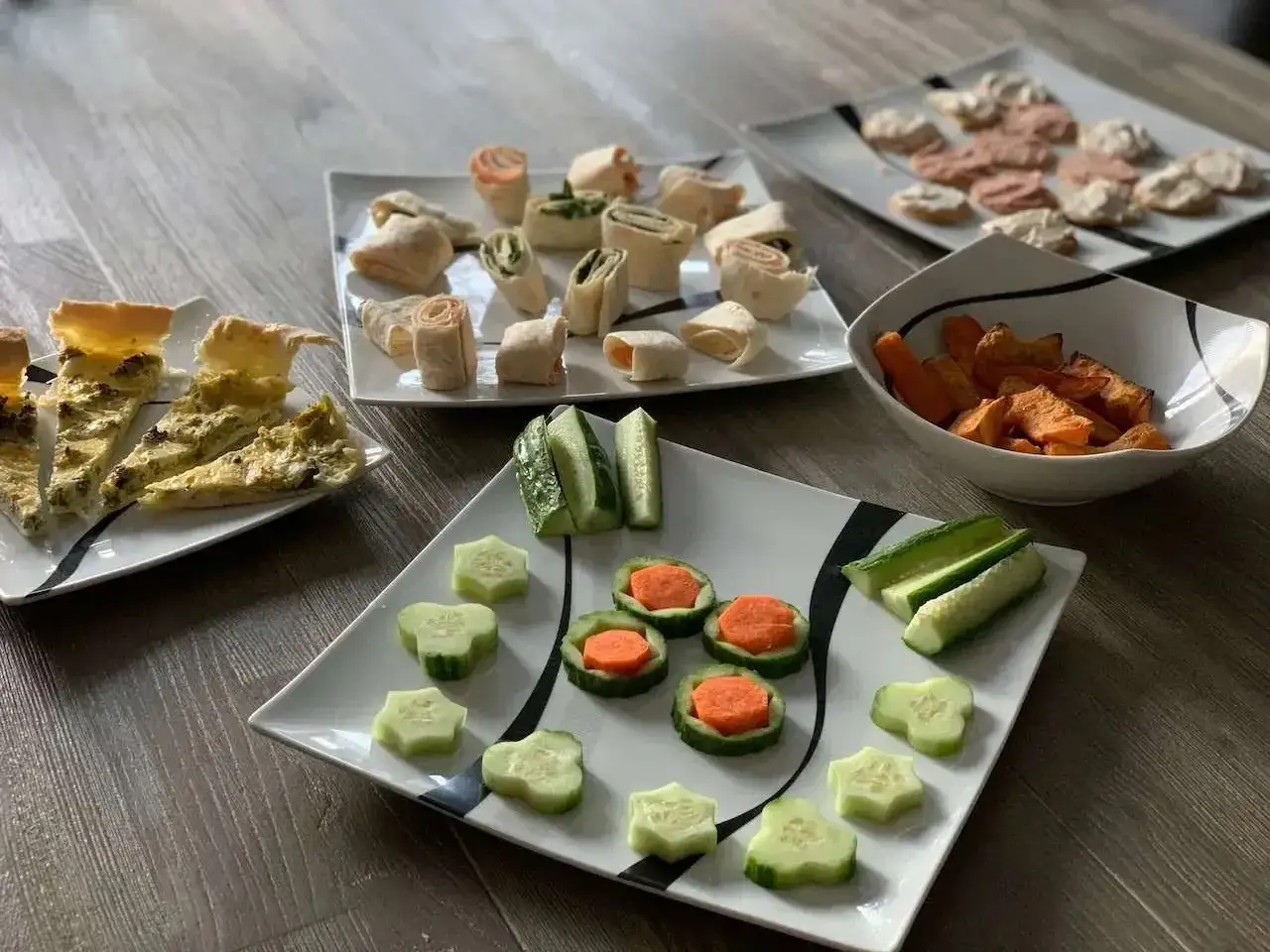 Idée repas soirée entre jeunes : tartes, wraps, crudités coupées en étoiles, et patates douces rôties. Parfait pour un apéro convivial !