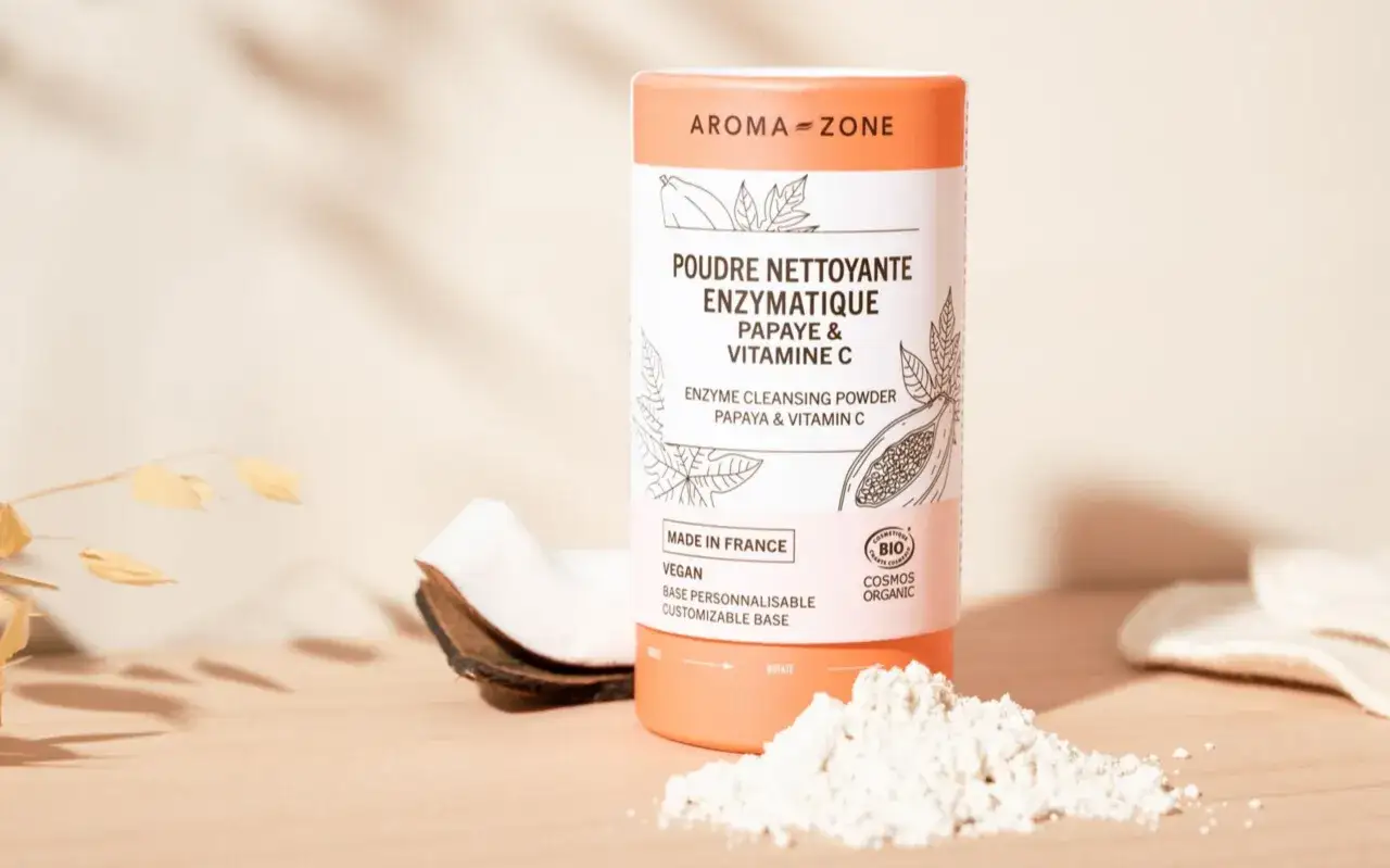 Poudre nettoyante enzymatique Aroma-Zone, idéale pour l'exfoliation visage. Papaye et vitamine C pour une peau douce.
