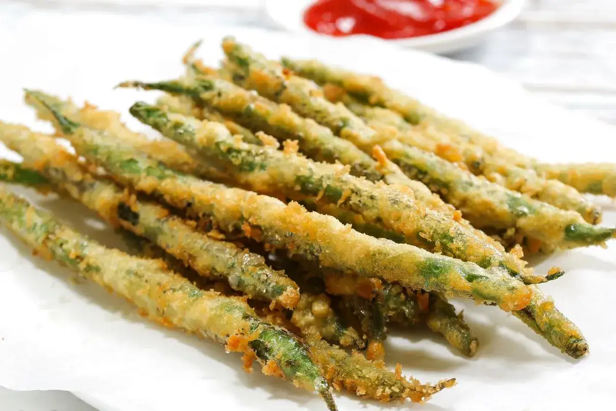 Fagiolini saltati in padella con pangrattato, croccanti e dorati, pronti per essere gustati.