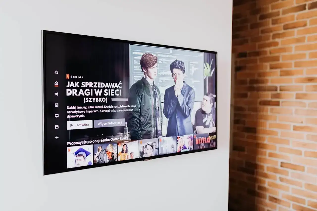 Telewizor z włączonym serialem 