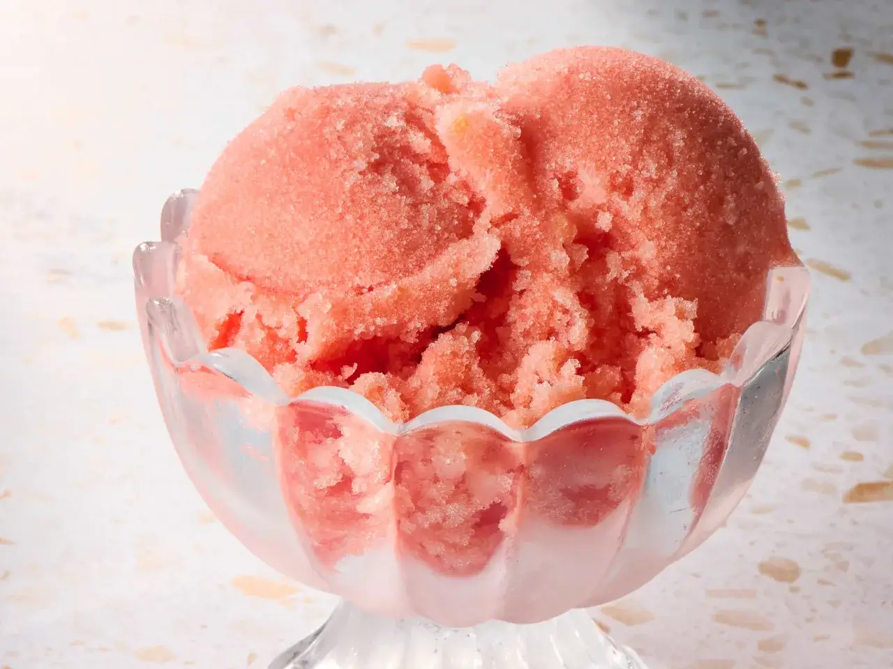 Erfrischendes Wassermelonen-Eis in einer Kristallschale, perfekt für heiße Sommertage.
