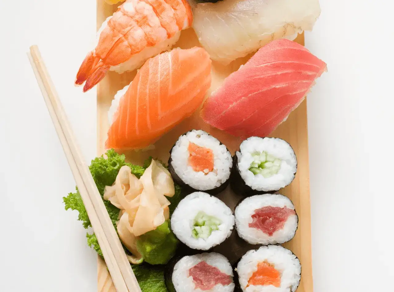 Sushi-Platte mit Lachs, Thunfisch, Garnele und Gurkenrollen. Die Frage 