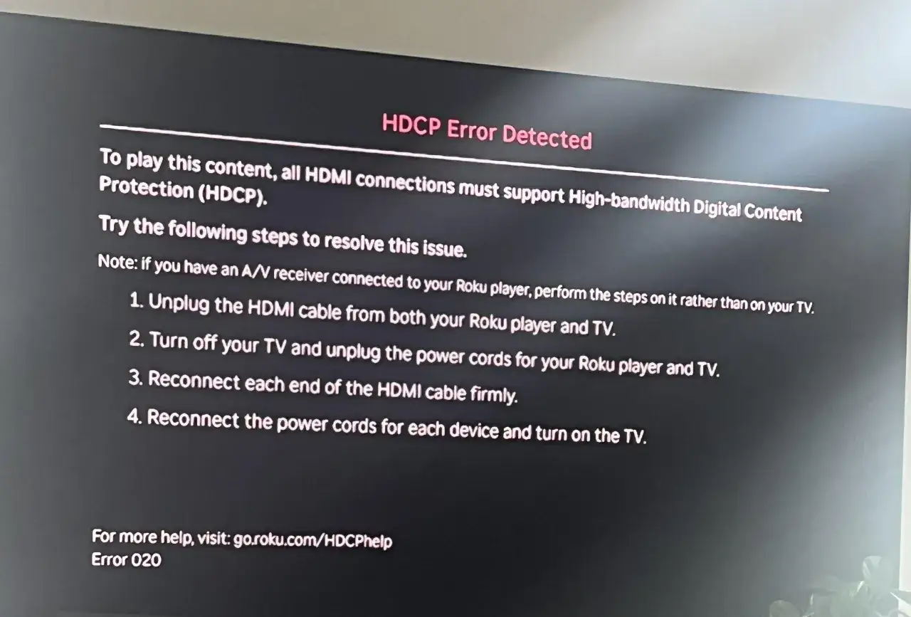 Błąd HDCP. Aby odtworzyć treści, połączenia HDMI muszą obsługiwać ochronę HDCP. Rozwiąż problem, odłączając i ponownie podłączając kable.