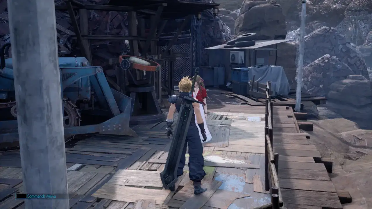 Cloud i Aerith na drewnianej platformie w Final Fantasy 7 Remake PC. W tle widać zniszczone budynki i góry.