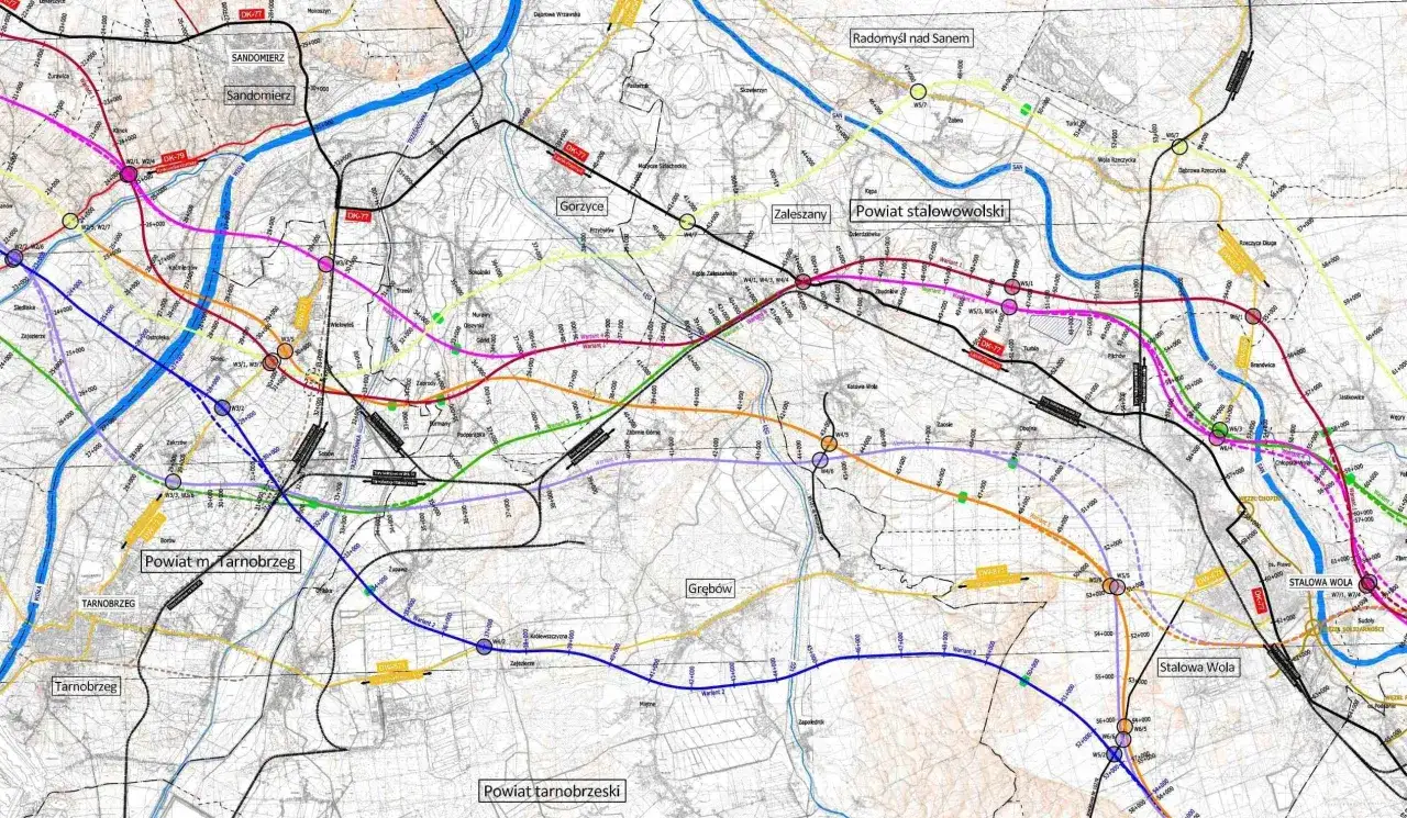Mapa drogowa okolic Stalowej Woli z zaznaczonymi trasami, węzłami i miejscowościami jak Sandomierz, Tarnobrzeg i Radomyśl nad Sanem.