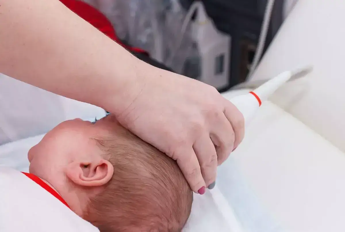 Badanie USG główki niemowlęcia, monitorowanie szybko zarastającego ciemiączka.
