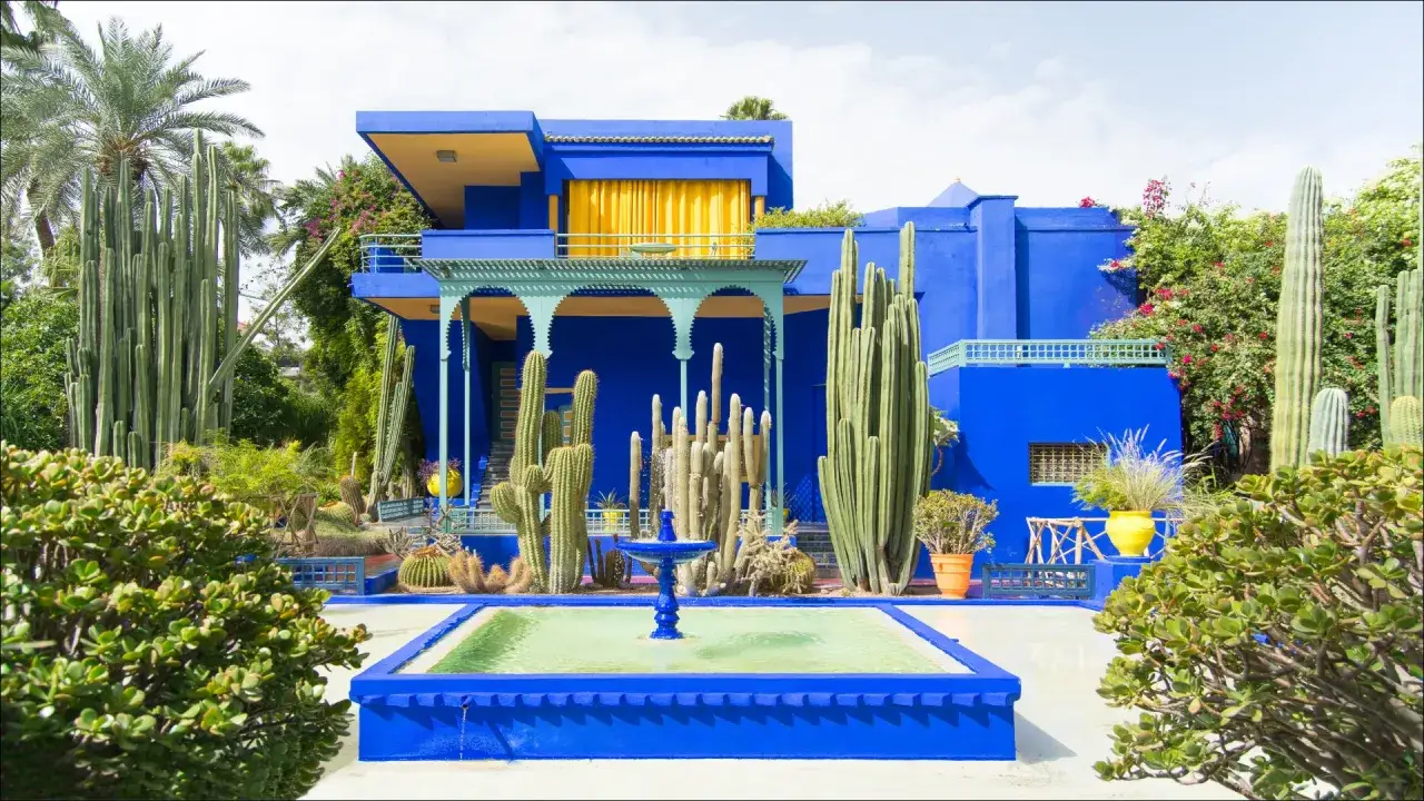 Ogród Majorelle w Marrakeszu to jedna z najpiękniejszych atrakcji. Błękitna willa, kaktusy i fontanna tworzą magiczny krajobraz.