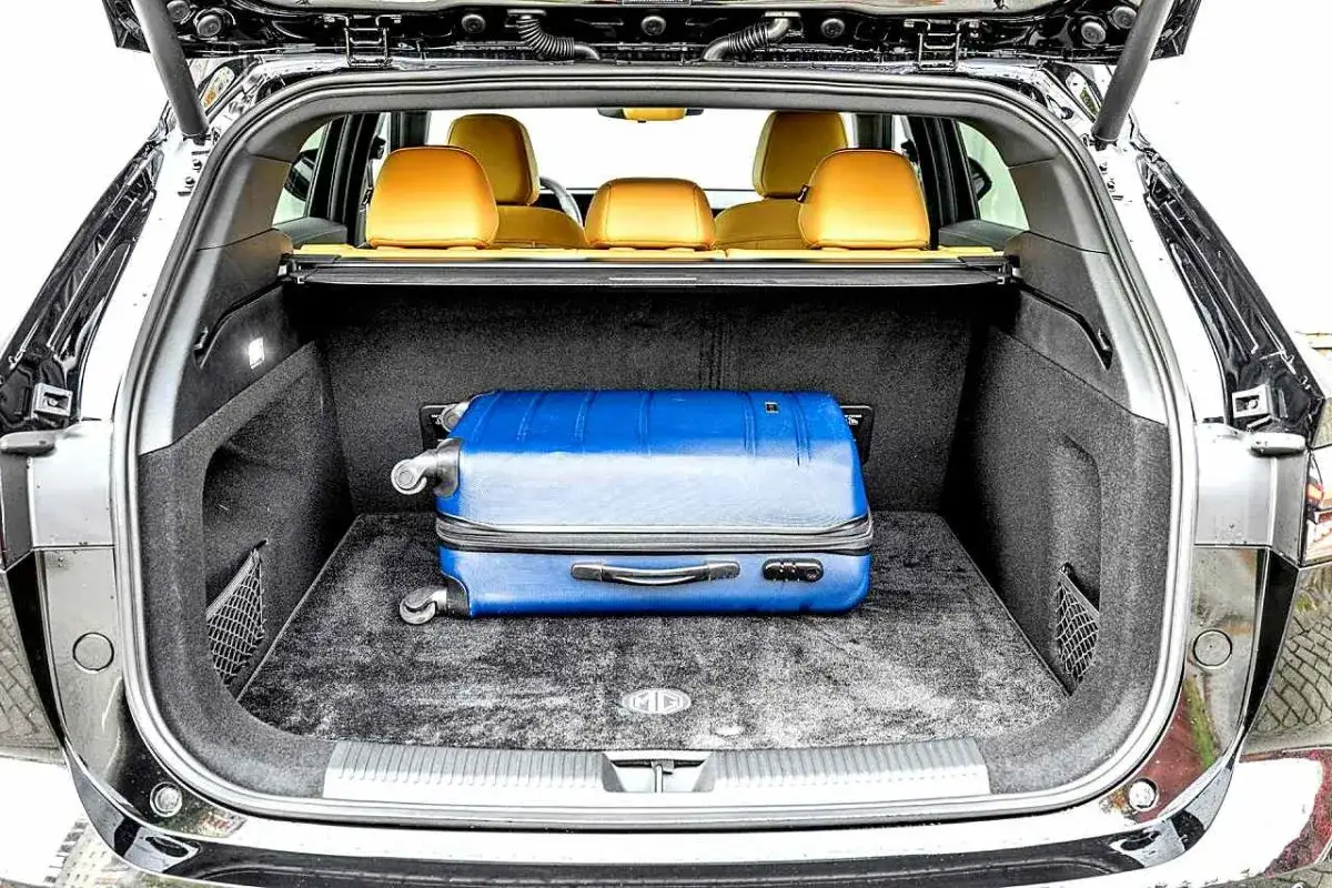 Bagażnik MG HS z niebieską walizką. Wymiary bagażnika pozwalają na swobodne spakowanie się na wakacje.