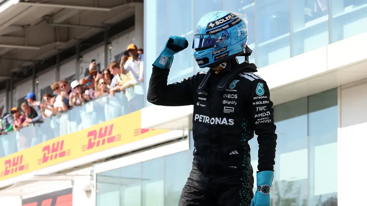 Piloto celebra tras la f1 clasificaci&oacute;n Canad&aacute;. P&uacute;blico animando al fondo.