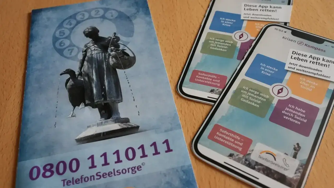 Hilfe bei Krisen: Flyer mit Telefonnummer und App-Screenshots, die Optionen wie 