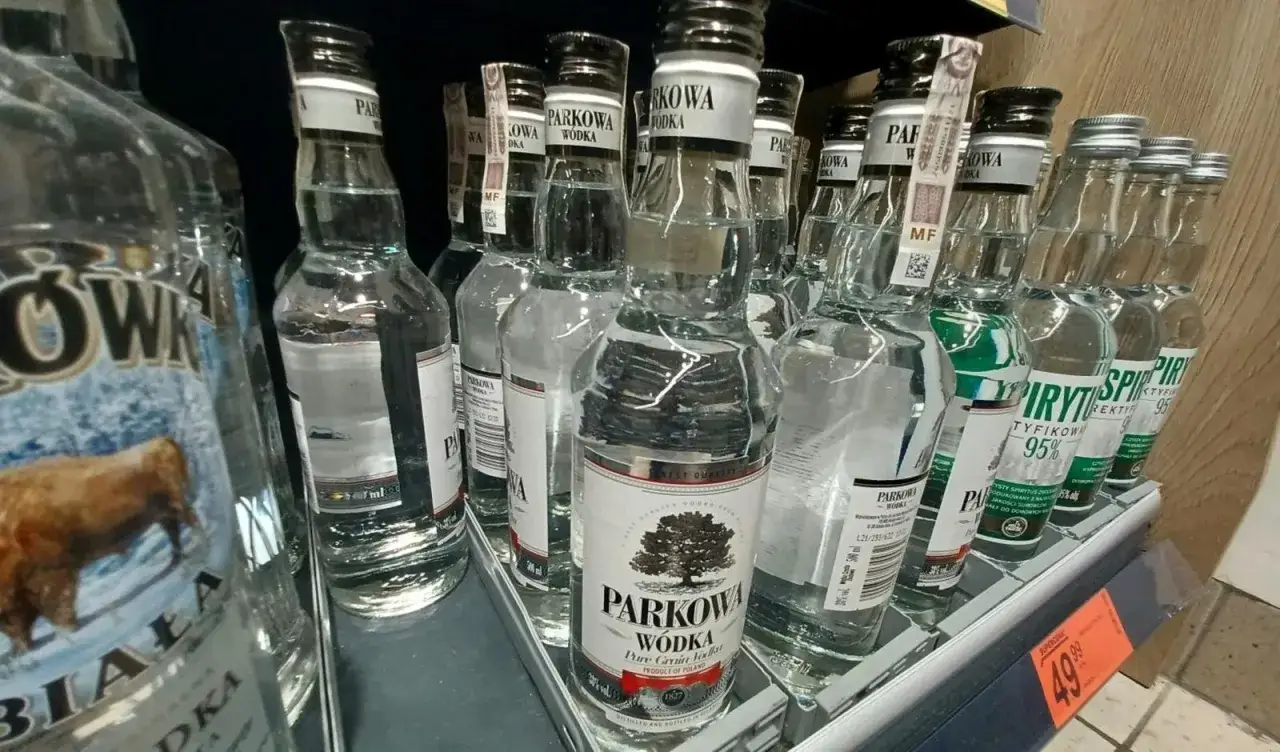 Butelki wódki na półce sklepowej. Czy w 2026 roku wzrośnie akcyza na alkohol etylowy o kolejne 15 procent?