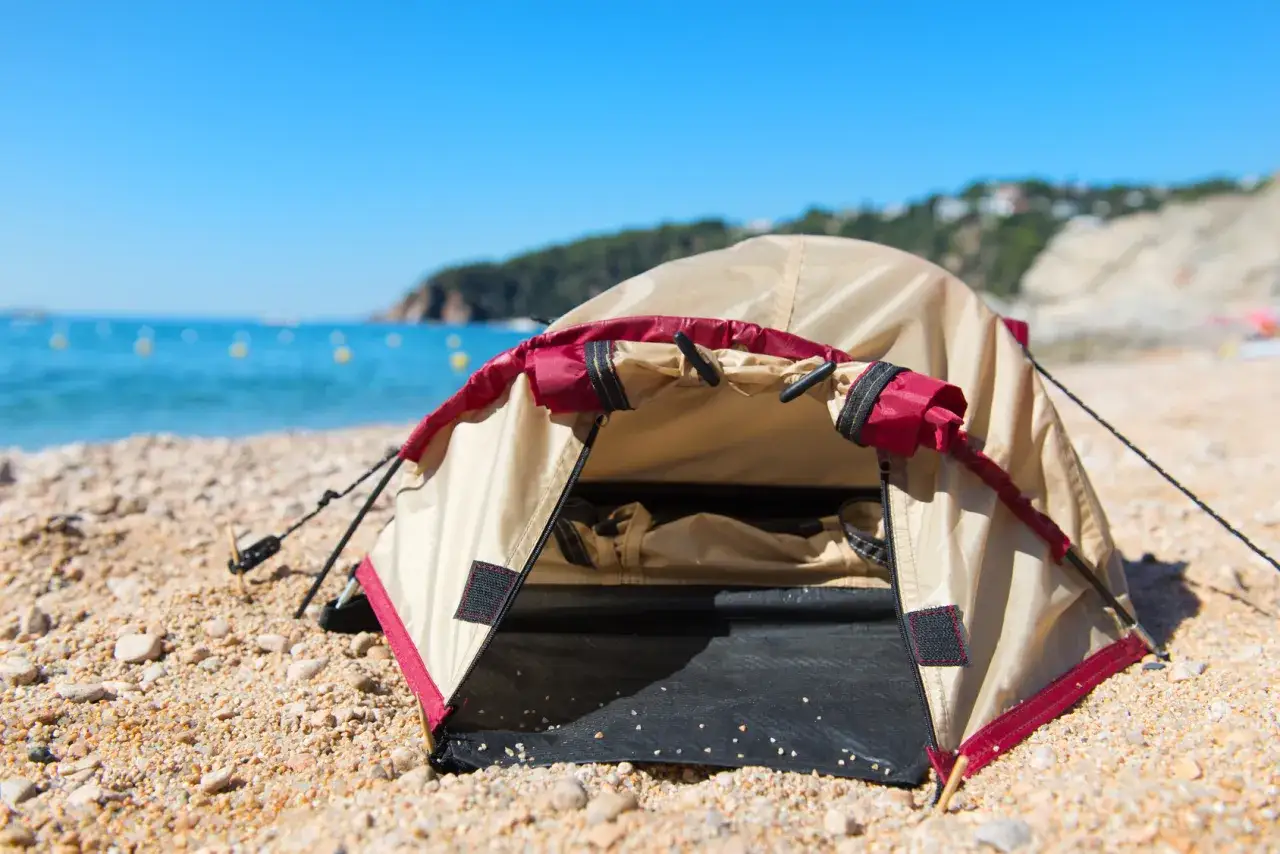 Namiot na plaży, idealny na wakacje. Pole namiotowe Hiszpania oferuje takie widoki.