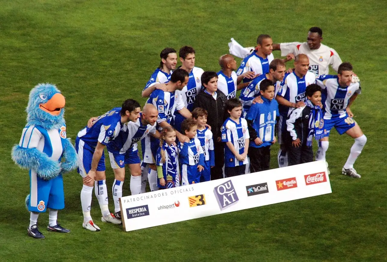 Drużyna Espanyol &ndash; zawodnicy i maskotka pozują do zdjęcia na boisku.