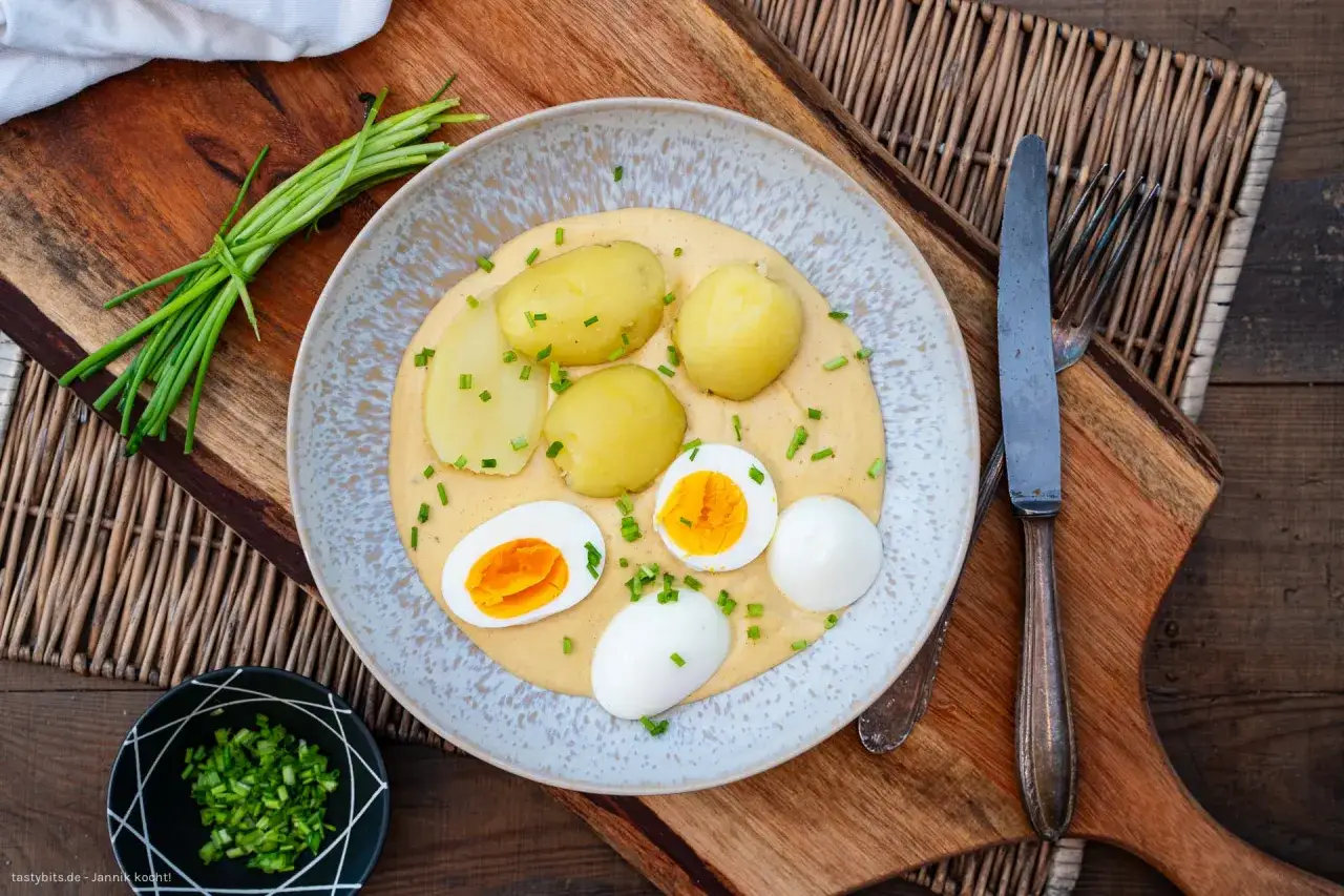 Senfeier rezept: Kartoffeln und Eier in cremiger Sauce, garniert mit Schnittlauch. Ein Klassiker, der immer schmeckt.