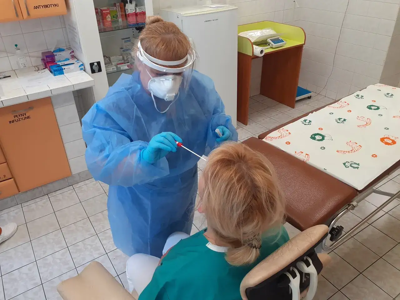 Pacjent przygotowujący się do pobrania wymazu na COVID