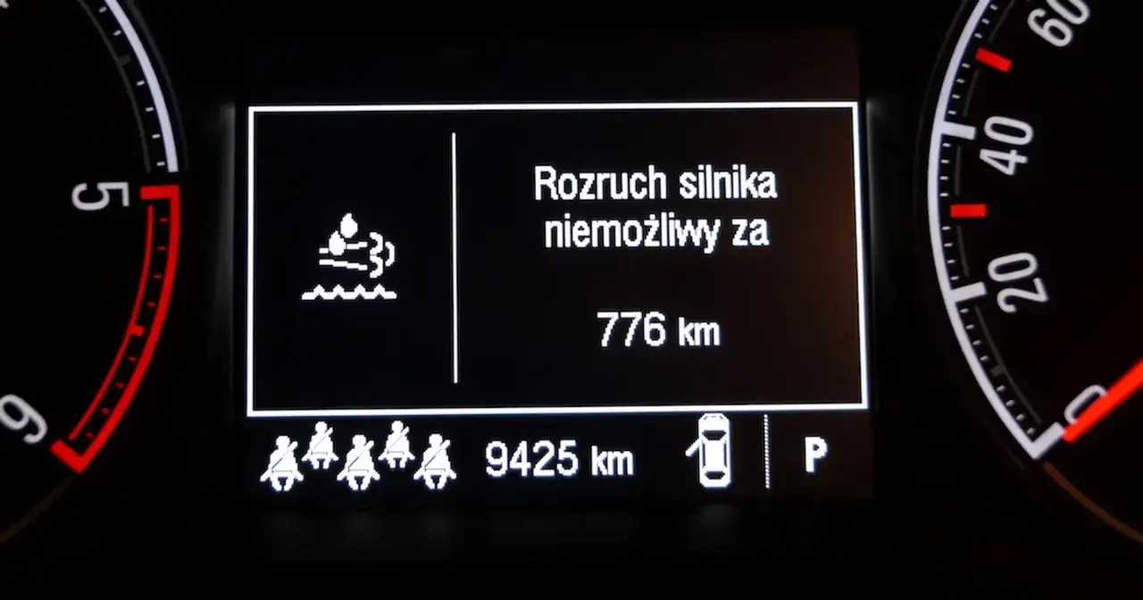 Co się stanie jak zabraknie AdBlue? Silnik nie uruchomi się za 776 km. Ikona symbolizująca płyn i fale ostrzega.