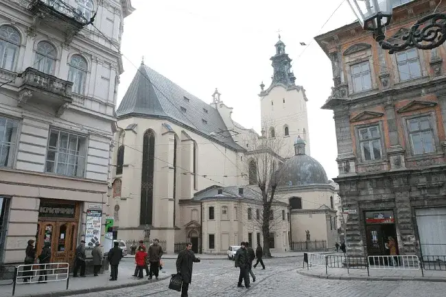 Lw&oacute;w alarm przeciwlotniczy schron